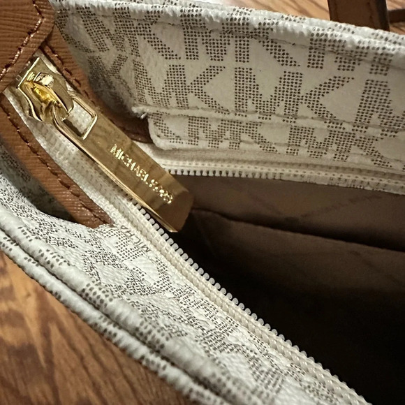 EUC Michael Kors Jet Set Travel Large Messenger Crossbody Bag in Vanilla - Picture 7 of 14